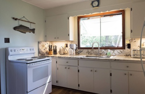 Bongard Cottage | Kat's Cradle Cottage in Prince Edward County. Waterfront on the Reach!