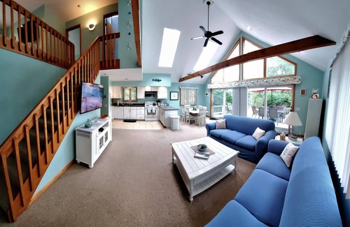 Katama House | Katama Retreat! 5min drive to Beach & Harbor. *Aug.9th Ferry Resv available*