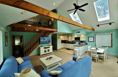 Katama House | Katama Retreat! 5min drive to Beach & Harbor. *Aug.9th Ferry Resv available*