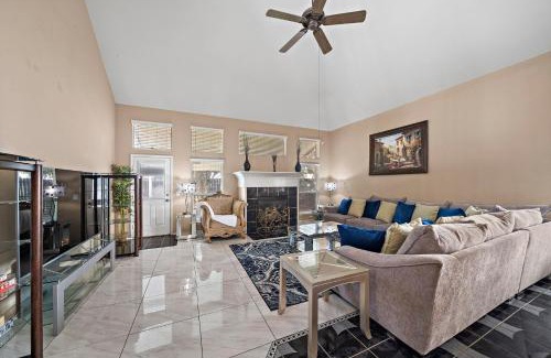 Barker House | Katy Getaway Game Room Bbq Yard Sleeps 16