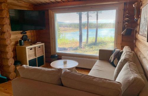 Akaslompolo Apartment | Kaupinmaja, Ylläs, Äkäslompolo, Lapland - Log Cabin with Lake and Fell Scenery