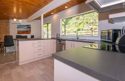 Kawaha Point House | Kawaha Pt Gem | Great Location with Lake Views
