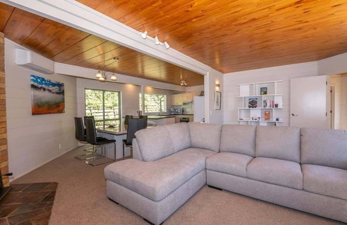 Kawaha Point House | Kawaha Pt Gem | Great Location with Lake Views