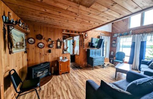Sullivan House | Kayak Cabin on Flanders Pond NEW
