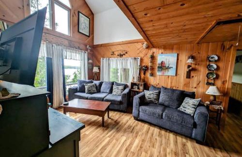 Sullivan House | Kayak Cabin on Flanders Pond NEW