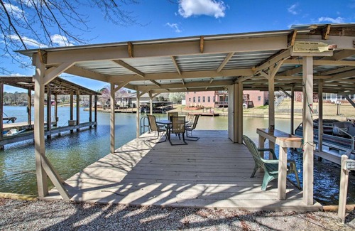 Piney House | Kayaks and Boat Slip Waterfront Hot Springs Home!