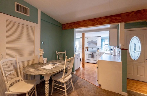 Odessa Cottage | Kayaks, Canoe, Private Lake Community
