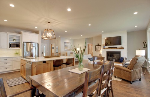 Alexandria House | Kayaks & Dock: Lakefront Retreat in Alexandria