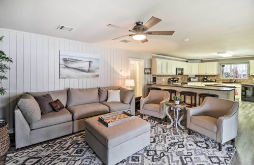 Rockwell House | Kayaks, Dock: Waterfront Escape on Lake Hamilton!