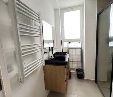 Le Kremlin-Bicetre Apartment | KB 21 - Metro 7 - AC - Free Parking - 4 pers