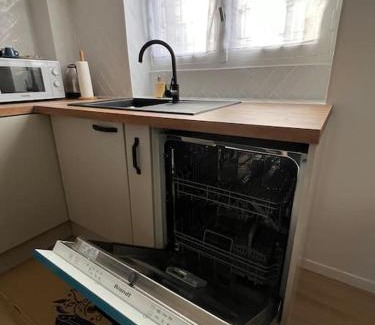 Le Kremlin-Bicetre Apartment | KB 21 - Metro 7 - AC - Free Parking - 4 pers