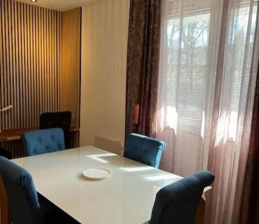 Le Kremlin-Bicetre Apartment | KB 50 - Hôpital Bicêtre - Metro 14 et 7 - Free Parking - Ascenseur