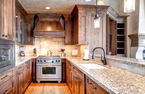 Park City House | KBM Resorts Luxurious Vintage on the Strand Ski Access 2 Family rooms 3 Fireplaces FREE Shuttle to Lifts Pri Hot tubVIN-17