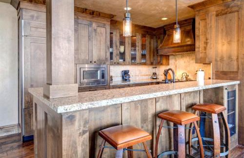 Park City House | KBM Resorts Luxurious Vintage on the Strand Ski Access 2 Family rooms 3 Fireplaces FREE Shuttle to Lifts Pri Hot tubVIN-17