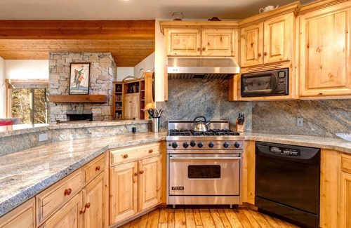 Deer Valley House | KBM Resorts | Private Deer Valley Home | Shuttle or walk to Deer Valley Resort, Sleeps 12, Hot Tub! PGE-2413