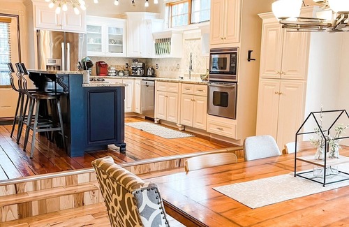 Kansas City House | KC Castle DOWNTOWN, 75" TV, 5 STAR, Best FAM home, BEST LOCATION, 20% off 7nts