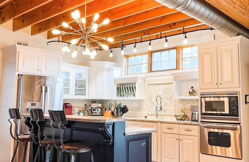 Kansas City House | KC Castle DOWNTOWN, 75" TV, 5 STAR, Best FAM home, BEST LOCATION, 20% off 7nts