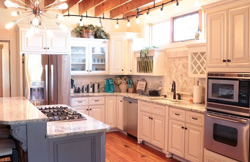 Kansas City House | KC Castle DOWNTOWN, 75" TV, 5 STAR, Best FAM home, BEST LOCATION, 20% off 7nts