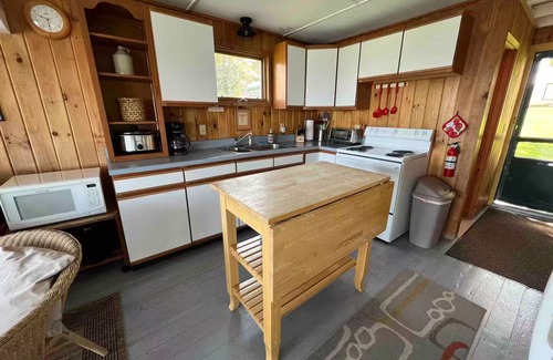 South Hero Cottage | Keeler Bay Lakefront 2BR Cottage, Mansfield