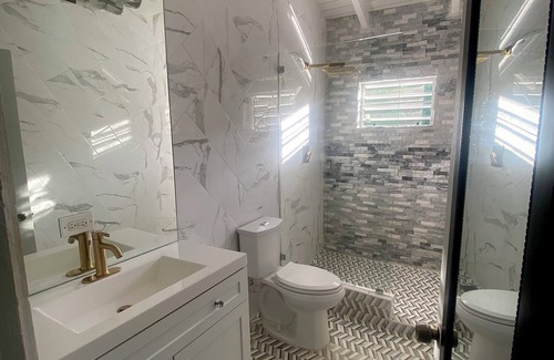Estate Sion Hill House | Keepsake Oasis, Mid-Island 3-Bed Modern Cozy Home with AC, WiFi, Quiet Residence