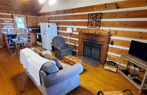 Gatlinburg - Pigeon Forge Cabin | Kelci Kabin a Cozy Cabin with Mtn View, Hot Tub and very private.