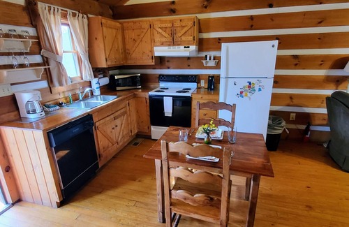 Gatlinburg - Pigeon Forge Cabin | Kelci Kabin a Cozy Cabin with Mtn View, Hot Tub and very private.