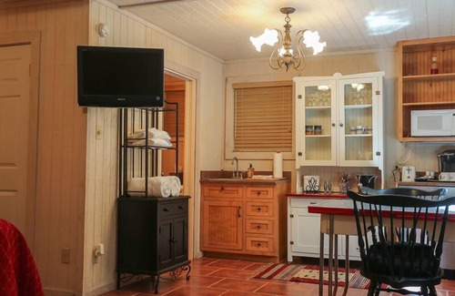 Fredericksburg Apartment | Kellys Creekside Sarahs Secret | King Bed | Hot Tub | Walk to Main