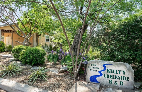 Fredericksburg Apartment | Kellys Creekside Sarahs Secret | King Bed | Hot Tub | Walk to Main
