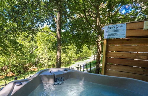 Fredericksburg Apartment | Kellys Creekside Sarahs Secret | King Bed | Hot Tub | Walk to Main