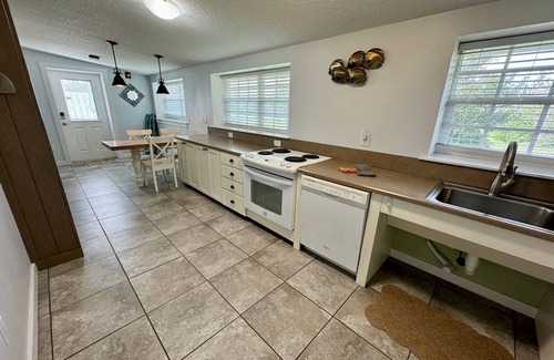 Crescent Beach Cottage | Kemp's Cottage, a 2 bedroom beach cottage at The Silver Sands on Crescent Beach
