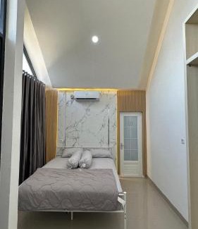 Singkawang House | Kenari Guest House Singkawang