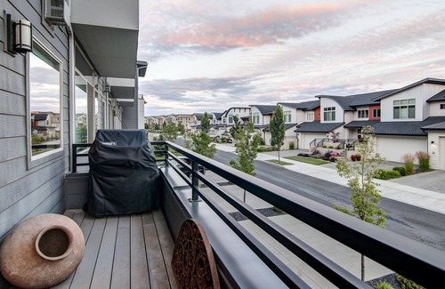 West Central Condo | ✦✦Kendall Yards Convenience in Luxury Townhome with Beautiful Skyline View! ✦✦