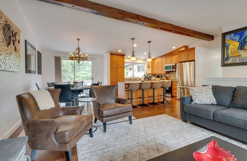 Kenmore Apartment | Kenmore Retreat w/Shared Hot Tub - 1 Mi to Lake!