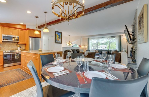 Kenmore Apartment | Kenmore Retreat w/Shared Hot Tub - 1 Mi to Lake!