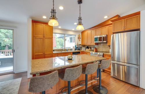 Kenmore Apartment | Kenmore Retreat w/Shared Hot Tub - 1 Mi to Lake!