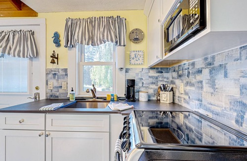 Kennebunk Cottage | Kennebunk cottage w/shared pool - close to beach