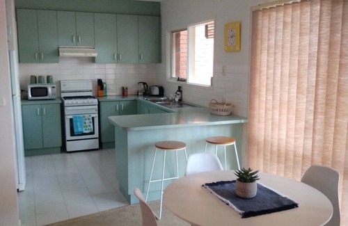 Kensington House | Kensington 3BR Townhouse 10min walk Flemington Racetrack & 15min MelbShowground