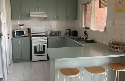 Kensington House | Kensington 3BR Townhouse 10min walk Flemington Racetrack & 15min MelbShowground