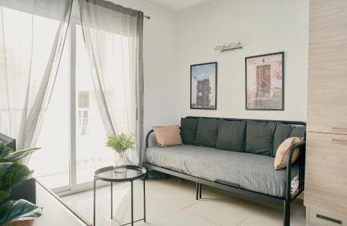 Tower Road Apartment | Kensington by Shmoo - 1 minute to the sea