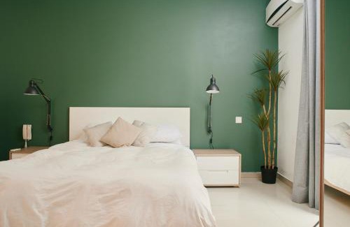 Tower Road Apartment | Kensington by Shmoo - 1 minute to the sea