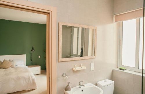 Tower Road Apartment | Kensington by Shmoo - 1 minute to the sea