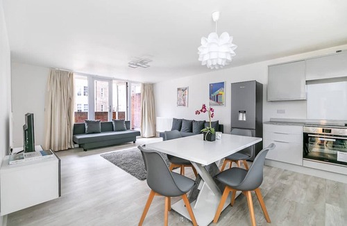 Lancaster Gate Apartment | Kensington Gardens 2 Bedroom Flat With a Balcony
