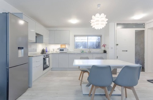 Lancaster Gate Apartment | Kensington Gardens 2 Bedroom Flat With a Balcony