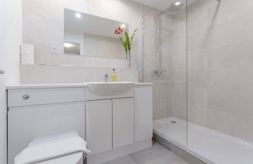 Lancaster Gate Apartment | Kensington Gardens 2 Bedroom Flat With a Balcony