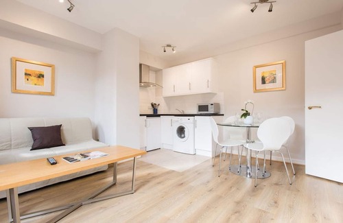 Brompton & Hans Town Apartment | Kensington Low Price 2 Bedroom Apartment for 4 - Close to All Popular Sites