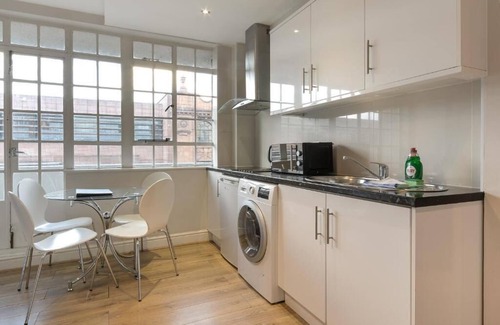 Brompton & Hans Town Apartment | Kensington Low Price 2 Bedroom Apartment for 4 - Close to All Popular Sites