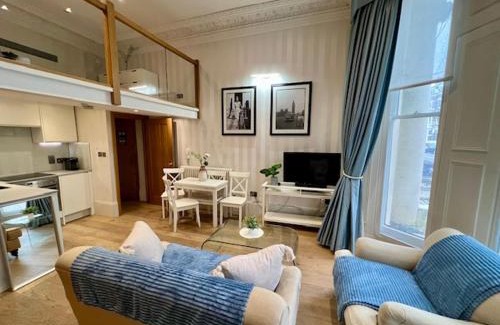 West Kensington Apartment | Kensington - Mezzanie stylish flat