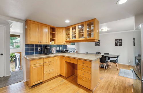 Kent House | KentRenton-EntireUpperUnit Duplex with Large Deck