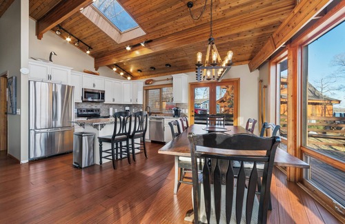 Benton House | Kentucky Lake 3 BR 2 Bath Private Home W/Private Dock and pontoon rental