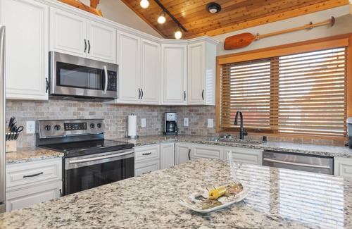 Benton House | Kentucky Lake 3 BR 2 Bath Private Home W/Private Dock and pontoon rental